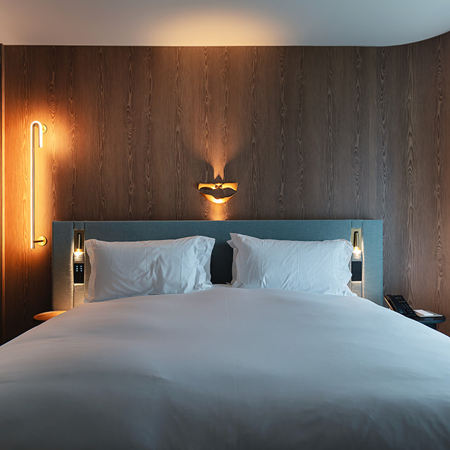 Hotel room with Clicwall wall panels